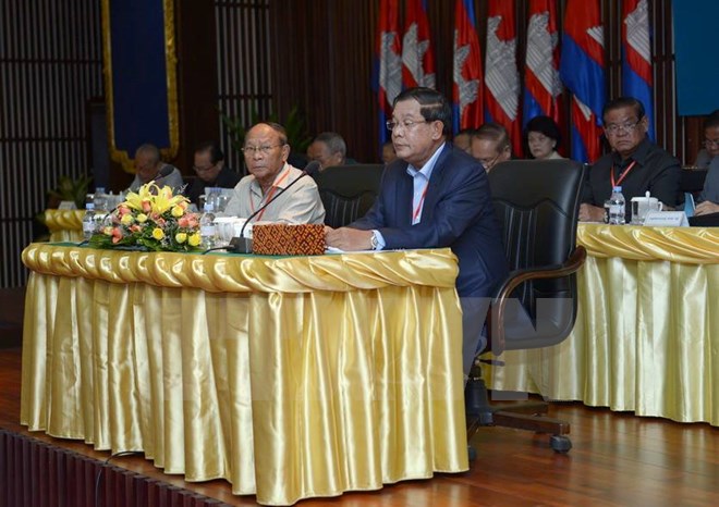 Chủ tịch CPP Hun Sen và Chủ tịch danh dự Heng Samrin điều khiển kỳ họp. (Ảnh: Chí Hùng/Vietnam+)