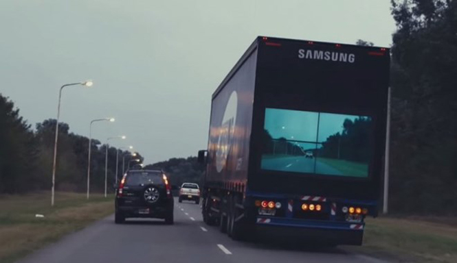 Màn hình ở xe an toàn cho phép xe đi phía sau vượt trái dễ dàng hơn (Nguồn: Samsung)
