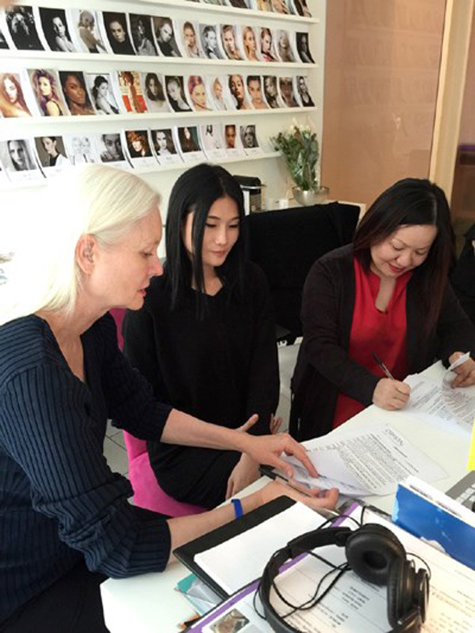 Kha Mỹ Vân và bà Quỳnh Trang (bên phải) tại buổi ký hợp đồng.