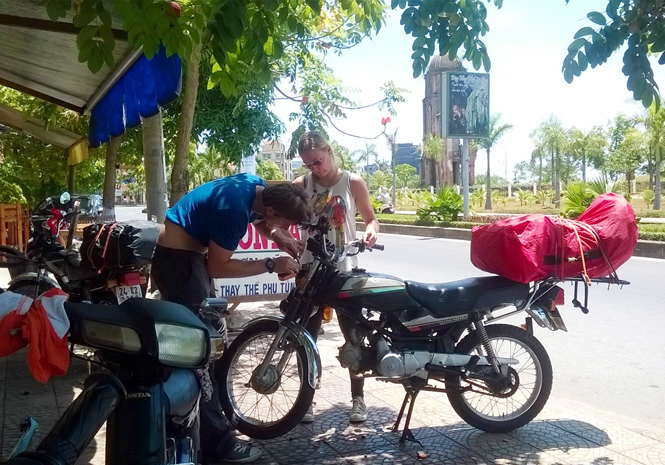 Khách nước ngoài sử dụng xe mô tô ở Quảng Bình không còn là hiếm.