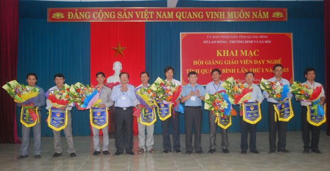 Đồng chí Trần Tiến Dũng, TUV, Phó Chủ tịch UBND tỉnh tặng cờ lưu niệm cho các đơn vị có giáo viên tham gia hội giảng.
