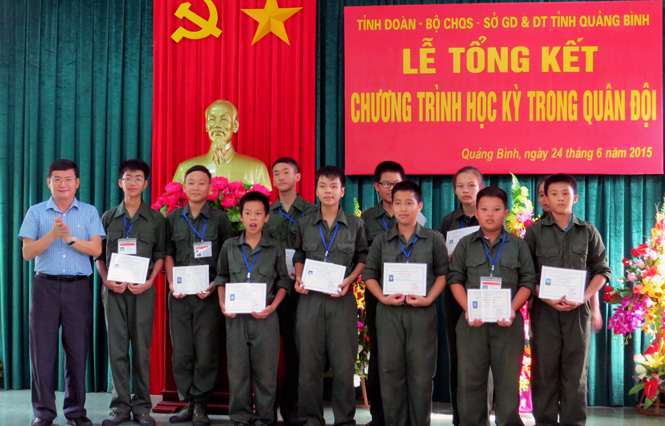 Đồng chí Trần Tiến Dũng, TUV, Phó Chủ tịch UBND tỉnh trao thưởng cho các học viên đã có thành tích xuất sắc trong quá trình học tập và rèn luyện.