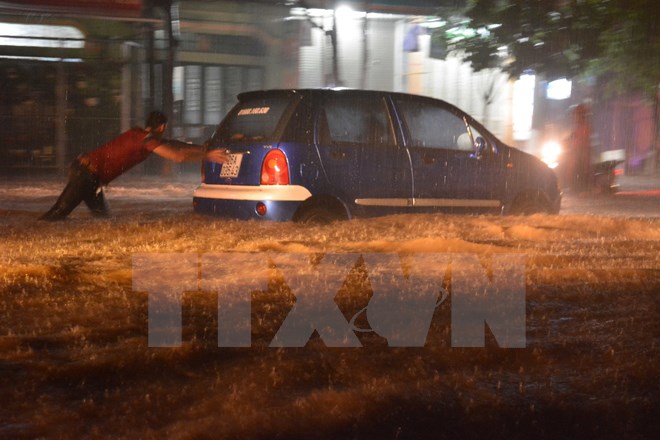 Đường Trường Chinh, Thành phố Sơn La bị ngập nặng do mưa lớn. (Ảnh: Công Luật/TTXVN)