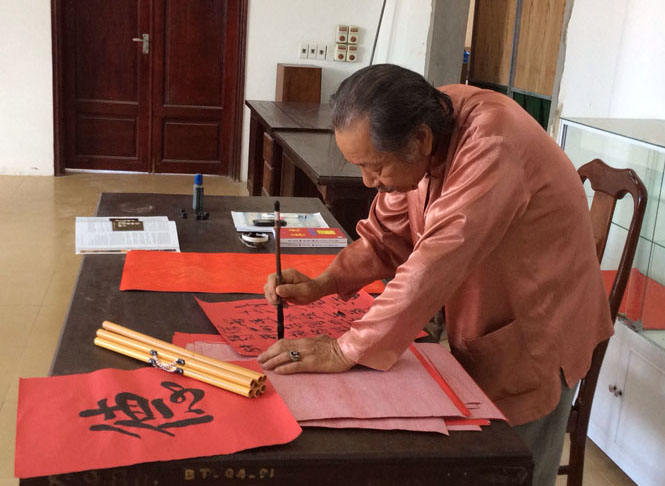 Cụ Phúc Minh- thành viên CLB Hán Nôm say sưa với tác phẩm của mình