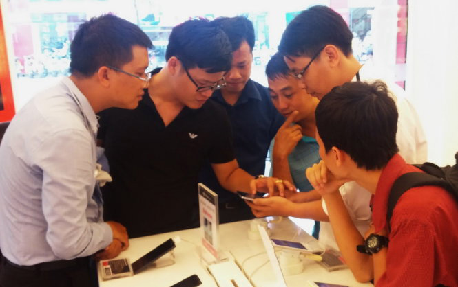 BPhone thu hút sự quan tâm của người mê công nghệ. Nhiều người đã đến và trải nghiệm thử BPhone tại FPT Shop ngày 5-6 - Ảnh: T.Trực