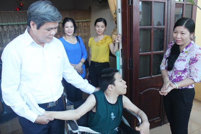 Đại diện lãnh đạo LĐLĐ tỉnh thăm, tặng quà cho cháu Mai Lê Nguyên ở phường Nam Lý, thành phố Đồng Hới.