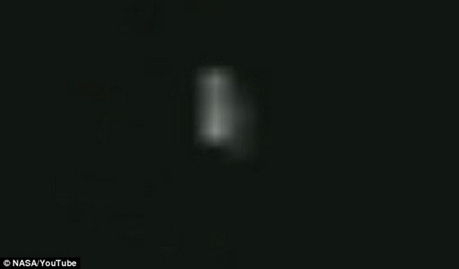 Xem lại đoạn video một lần nữa ở chế độ phóng to, nhiều người khẳng định có hai chấm sáng xoay tròn đang dần rời khỏi khí quyển Trái Đất.