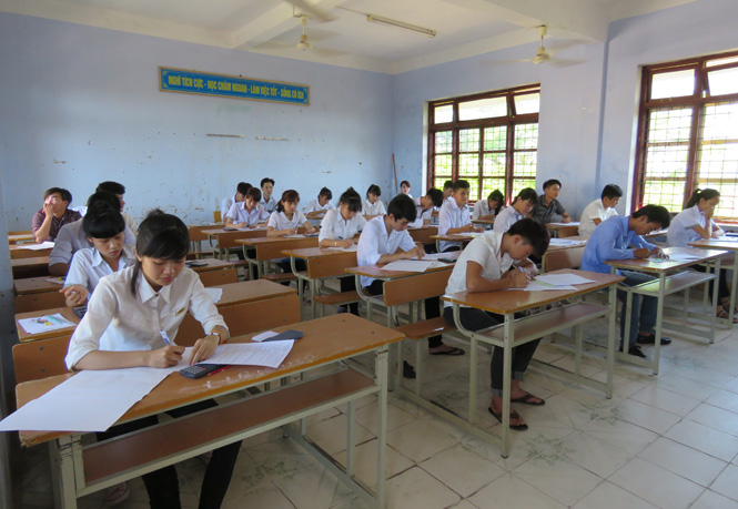 Các thí sinh đang làm bài thi môn Toán tại điểm thi Trường THPT Đồng Hới (Ảnh: N.H)