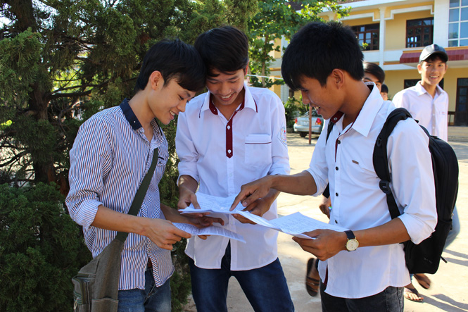 Các thí sinh tại điểm thi Trường THPT Nguyễn Chí Thanh (Lệ Thủy) trao đổi bài sau khi kết thúc môn thi Ngoại ngữ. (Ảnh: Nguyễn Hoàng)