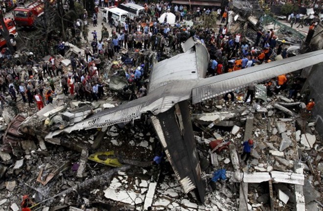 Hiện trường vụ rơi máy bay Hercules C-130. (Nguồn: Reuters)