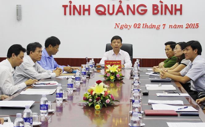 Đồng chí Nguyễn Hữu Hoài, Phó Bí thư Tỉnh ủy, Chủ tịch UBND tỉnh, Trưởng ban ATGT tỉnh, chủ trì hội nghị ở điểm cầu tỉnh ta.