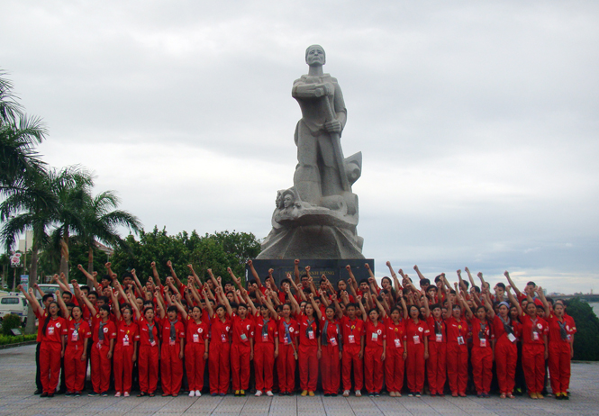 Hành trình Đỏ năm 2014 chụp ảnh lưu niệm tại tượng đài mẹ Suốt ở thành phố Đồng Hới.