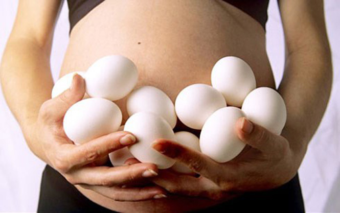 Trong thời kỳ mang thai, người mẹ nên ăn uống đủ chất để sinh con khỏe mạnh, thông minh.