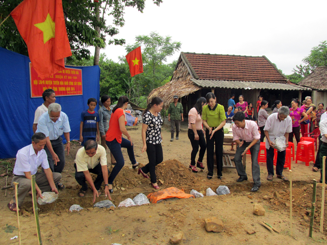 Khởi công xây dựng nhà “Mái ấm tình thương” cho chị Đinh Thị Cơ ở tiểu khu Đồng Tân, thị trấn Đồng Lê.