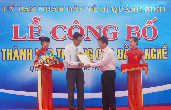 Đồng chí Nguyễn Hữu Hoài, Phó Bí thư Tỉnh ủy, Chủ tịch UBDN tỉnh trao quyết định bổ nhiệm Hiệu trưởng Trường Cao đẳng nghề Quảng Bình.
