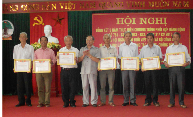 Đồng chí Đinh Minh Thử, Trưởng ban đại diện NCT tỉnh tặng giấy khen cho các tập thể có thành tích xuất sắc.