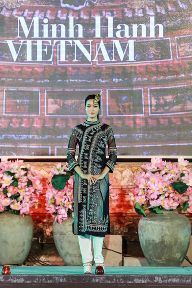  Mẫu thiết kế của kết hợp tinh tế trang phục áo dài với vải dệt của người dân A Lưới (Thừa Thiên-Huế).