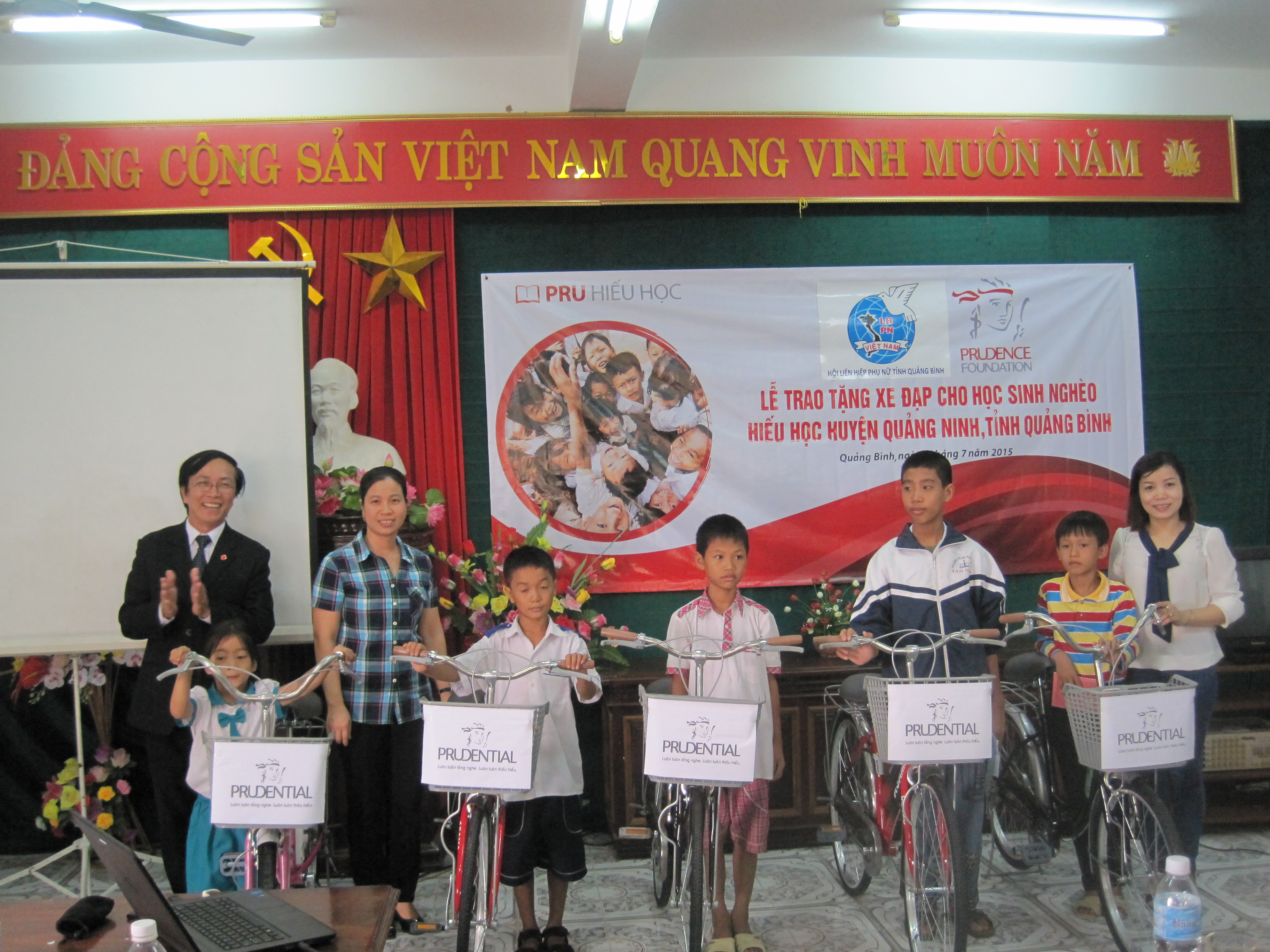  Đại diện lãnh đạo Công ty BHNT Prudential và Hội LHPN huyện Quảng Ninh tặng xe đạp cho các em học sinh