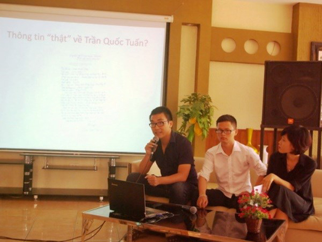 Tác giả Bùi Đình Thăng (ngồi giữa) tại buổi gặp báo giới chiều 7-7 tại Hà Nội. (Ảnh: BTC)