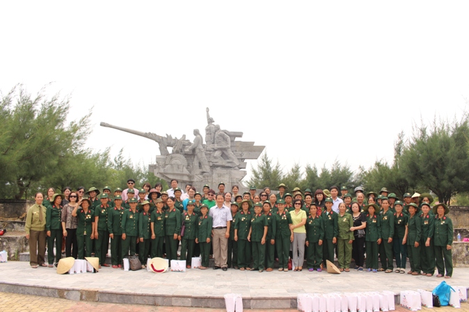 Các đại biểu chụp ảnh lưu niệm với Đại đội nữ pháo binh Ngư Thủy.