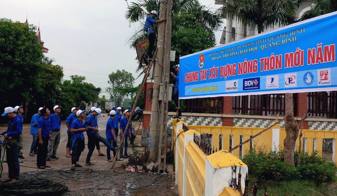 Các đoàn viên thanh niên Trường đại học Quảng Bình tham gia thực hiện công trình “Thắp sáng đường quê” tại xã Duy Ninh (Quảng Ninh).