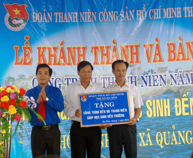 Thị đoàn Ba Đồn trao biển bàn giao công trình “Bến đò ngang giúp học sinh đến trường” cho chính quyền địa phương xã Quảng Minh.