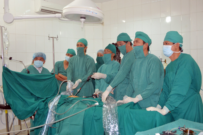 Bác sĩ Lĩnh cùng các đồng nghiệp đang thực hiện các kỹ thuật mới trong phẫu thuật nội soi ở Bệnh viện đa khoa Bố Trạch.