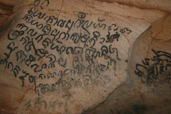 Các chữ viết của người Chăm tại hang Bi Ký, động Phong Nha.