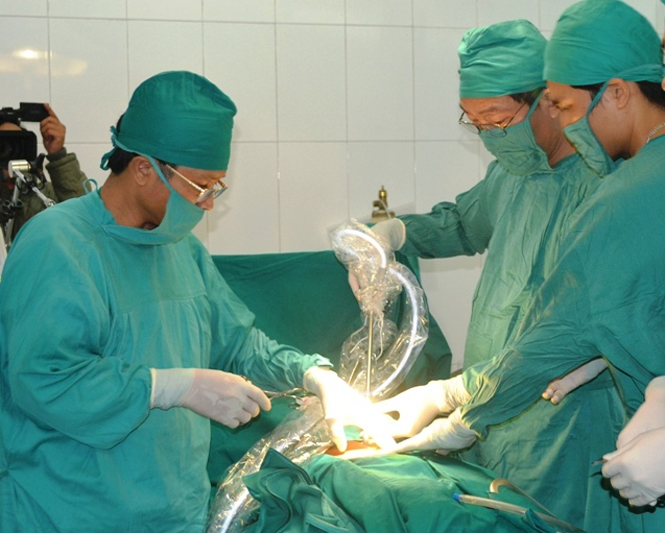 Phẫu thuận nội soi cho người bệnh tại Bệnh viện đa khoa  huyện Bố Trạch.