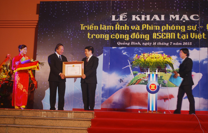 Thứ trưởng Trương Minh Tuấn tặng Bằng khen của Bộ Thông tin và Truyền thông cho UBND tỉnh Quảng Bình.