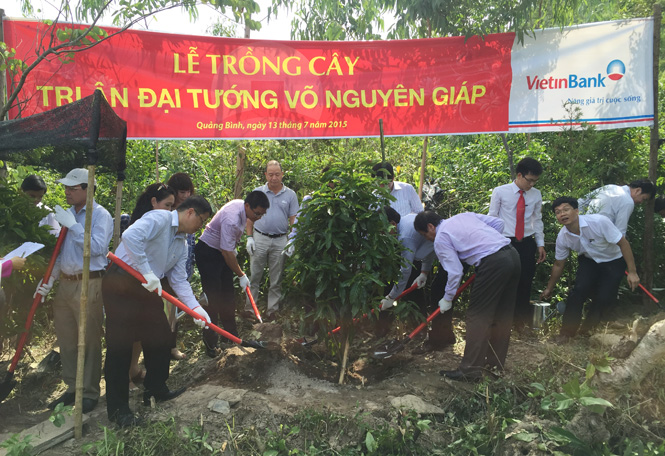 Cán bộ nhân viên Ngân hàng Công thương Việt Nam chi nhánh Quảng Bình trồng cây tại khu lăng mộ Đại tướng Võ Nguyên Giáp.