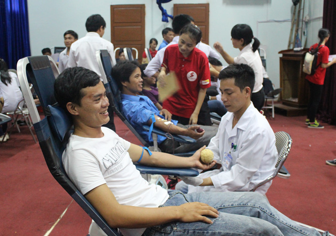 Tuổi trẻ ĐVTN huyện Bố Trạch tham gia hiến máu.