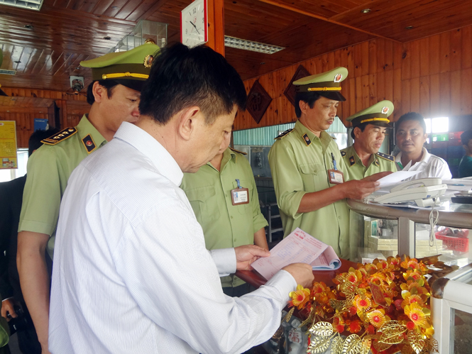 Đồng chí Nguyễn Hữu Hoài, Phó Bí thư Tỉnh ủy, Chủ tịch UBND tỉnh trong đợt kiểm tra việc niêm yết giá, bán theo giá niêm yết tại các cơ sở kinh doanh trên địa bàn trong mùa cao điểm du lịch năm 2015.