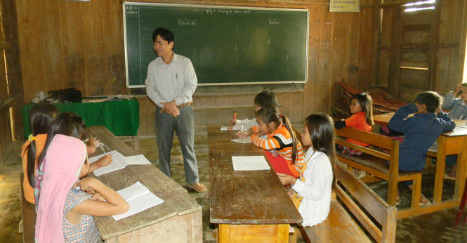 Các học sinh người Mã Liềng ở bản Kè, xã Lâm Hóa tới lớp để học chữ Bác Hồ.