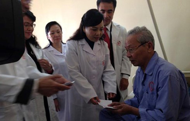 Bộ trưởng Nguyễn Thị Kim Tiến thăm bệnh nhân (ảnh Facebook Bộ trưởng Y tế)
