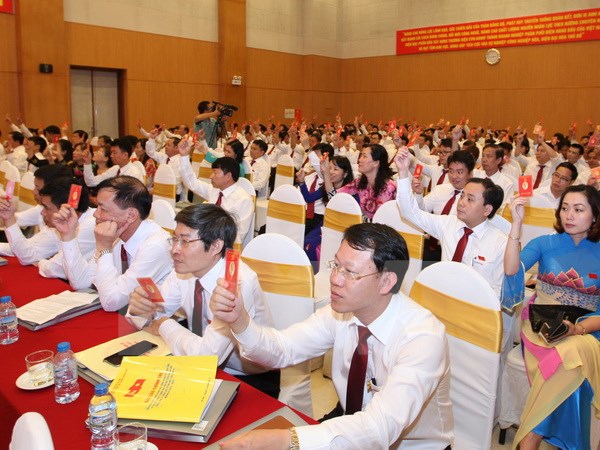 Biểu quyết lấy ý kiến tại Đại hội Đảng bộ Tổng Công ty Điện lực thành phố Hà Nội nhiệm kỳ 2015-2020. (Ảnh: Ngọc Hà/TTXVN)