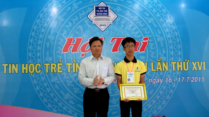 Đồng chí Trần Tiến Hoàng, TUV, Phó Chủ tịch UBND tỉnh trao giải nhất cho em Trần Đức Anh (Thành Đoàn Đồng Hới).