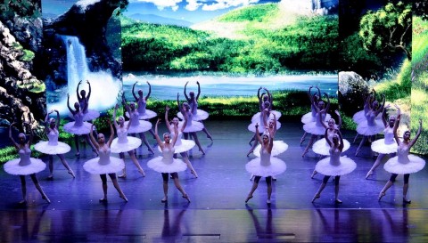 Sân khấu của vở ballet “Hồ thiên nga”, được Nhà hát Talarium Et Lux dàn dựng với công nghệ 3D