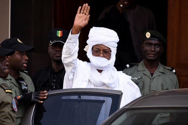 Cựu độc tài của Cộng hòa Chad Hissene Habre xuất hiện trước cổng tòa án. (Nguồn: AFP)