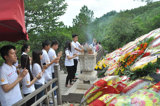 Đoàn thanh niên, sinh viên kiều bào viếng mộ Đại tướng Võ Nguyên Giáp