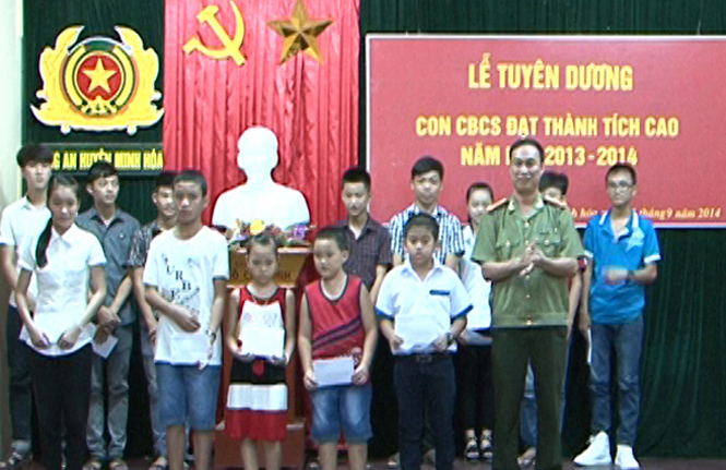 Đại diện lãnh đạo Công an huyện Minh Hoá trao thưởng cho con em đơn vị đạt thành tích cao trong học tập.