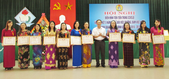 Đồng chí Đoàn Đức Liêm, Tỉnh ủy viên , Giám đốc Sở GD-ĐT trao tặng giấy khen cho các nữ nhà giáo có thành tích xuất sắc trong phong trào thi đua 