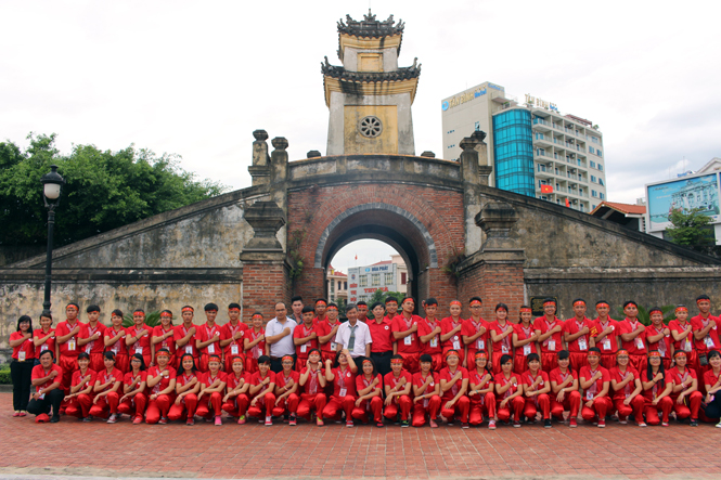Hành trình Đỏ xuyên Việt chụp ảnh lưu niệm tại Quảng Bình quan