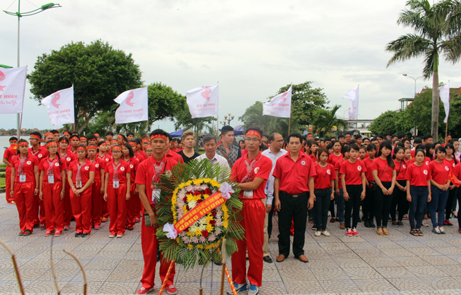 Dâng hương viếng tượng đài mẹ Nguyễn Thị Suốt