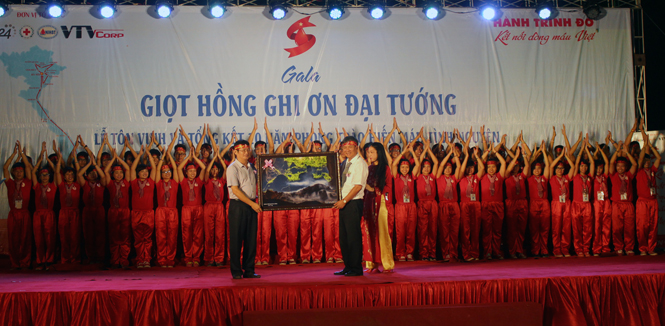 Đồng chí Trần Tiến Dũng, Phó Chủ tịch UBND tỉnh tặng quà cho Hành trình Đỏ trong đêm gala 