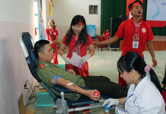 Ngày hội hiến máu cũng nhận được sự tham gia nhiệt tình của trên 300 cán bộ, chiến sỹ đến từ Công an tỉnh