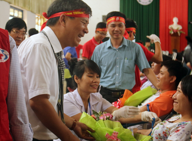 Giáo sư, Tiến sỹ Nguyễn Anh Trí, Viện trưởng Viện Huyết học- Truyền máu Trung ương tặng hoa động viên lực lượng tham gia HMTN