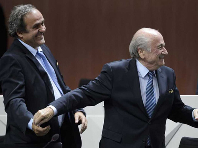  Ông Platini (trái) được xem là ứng cử viên sáng giá thay thế vị trí Chủ tịch FIFA của ông Blatter. Ảnh: AFP