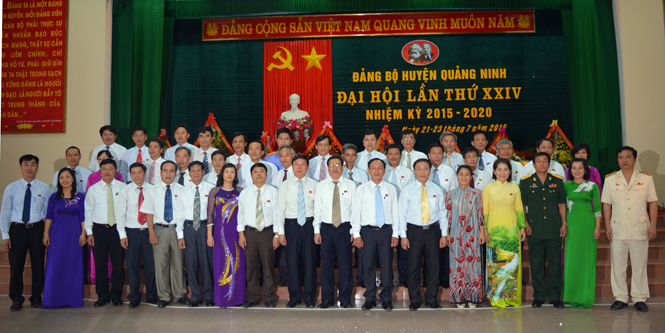 Ban chấp hành Đảng bộ huyện Quảng Ninh nhiệm kỳ 2015-2020 ra mắt nhận nhiệm vụ tại đại hội.