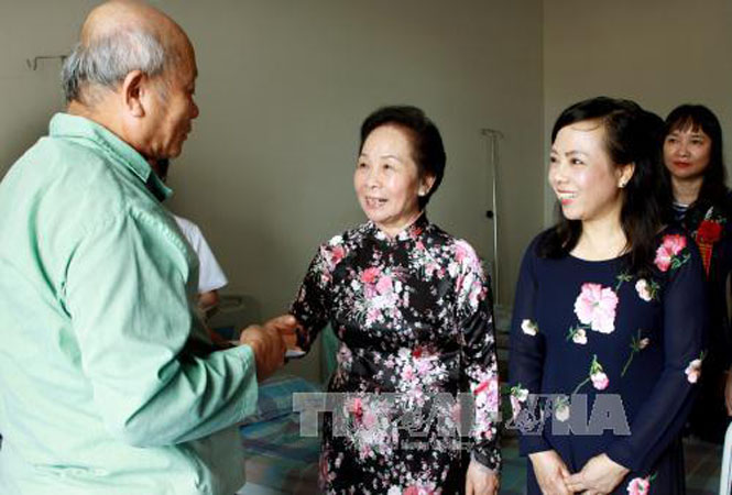 Phó Chủ tịch nước Nguyễn Thị Doan thăm, tặng quà cho một số bệnh nhân đang điều trị tại bệnh viện là thương binh, gia đình chính sách, nạn nhân chất độc da cam điôxin nhân kỷ niệm 68 năm Ngày thương binh - liệt sĩ (27-7). Ảnh: Dương Ngọc - TTXVN